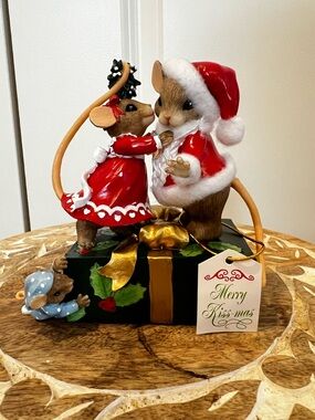 Rare Charming Tails Christmas Mouse Couple Figurine in Red and White